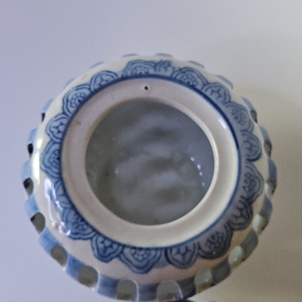 Blue and White Ceramic Decorative Potpourri Or Candle Holder Jar - Picture 3 of 6